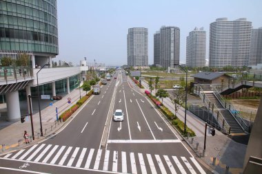 YOKOHAMA, JAPONYA - 10 Mayıs 2012 Yokohama şehir merkezinin sokak manzarası, Japonya. Yokohama, yaklaşık 3,7 milyon nüfusuyla Tokyo 'dan sonra Japonya' nın en büyük ikinci şehridir..