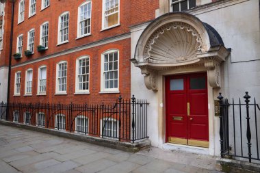 Londra, İngiltere 'deki Covent Garden bölgesi - güzel kırmızı ön kapı.