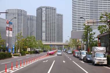 YOKOHAMA, JAPONYA - 10 Mayıs 2012 Yokohama şehir merkezinin sokak manzarası, Japonya. Yokohama, yaklaşık 3,7 milyon nüfusuyla Tokyo 'dan sonra Japonya' nın en büyük ikinci şehridir..