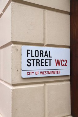 LONDON, İngiltere - 14 Temmuz 2019: Westminster, Londra 'daki Floral Street tabelası. Londra, 13 milyon nüfusuyla İngiltere 'nin en kalabalık şehridir..