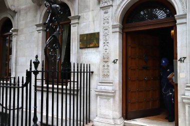 LONDON, İngiltere - 15 Temmuz 2019: J. Safra Sarasin özel İsviçre bankası Londra 'nın Mayfair ilçesinde. Londra, İngiltere 'nin en kalabalık şehri ve metropoliten alanıdır..