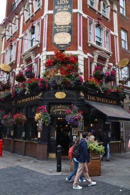 Londra, Uk - 14 Temmuz 2019: Londra 'daki White Lion barı. Tipik bir Londra barı. Londra 'da 7000' den fazla bar var..