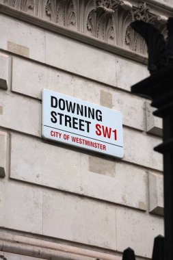 Londra, İngiltere - 10 Temmuz 2024: Londra 'da Downing Street tabelası. 10. Hükümet, İngiltere Başbakanı 'nın ikametgahıdır..