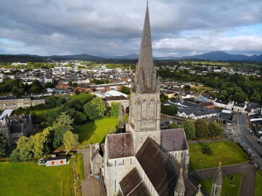 İrlanda 'nın Kerry ilçesindeki Killarney kasabası. Hava görünümü.