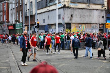 DUBLIN, IRELAND - 7 Temmuz 2024: İrlanda Kıdemli Fırlatma Şampiyonası yarı final maçından sonra Dublin şehir merkezinde hayranları fırlatılıyor.