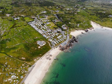 İrlanda 'da Connemara Sahili. İnsansız hava aracı bakış açısı. Roundstone 'daki Gurteen Sahili' nin yaz manzarası.