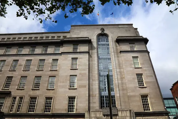 Atılgan, İrlanda Hükümeti Ticaret ve İstihdam Departmanı. İrlanda, Dublin 'deki Kildare Caddesi' nde bina..