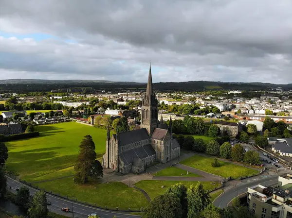 İrlanda 'nın Kerry ilçesindeki Killarney kasabası. Hava görünümü.
