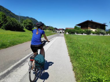 Avusturya 'da Tauernradweg üzerinde Salzburg yakınlarında kask takan bisikletli bir kadın..