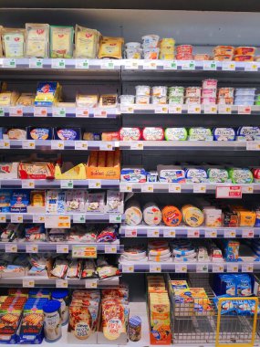 VIENNA, AUSTRIA - 8 Ağustos 2022: Avusturya 'daki Billa süpermarketinde mandıra bölümü. Billa, Avrupa 'da REWE Group' a ait büyük bir süpermarket zinciri..