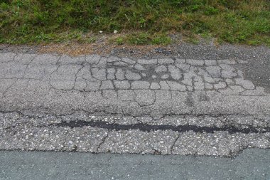 Avusturya, Carinthia 'da kırsal yol yüzeyinde hasar var. Kırsal yol bakımı kavramı.