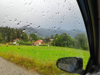 Avusturya, Carinthia 'ya yürüyüşe gitmeden önce yağmurun dinmesini bekliyoruz..