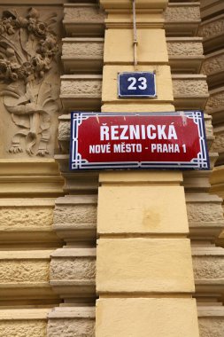 Prag sokak tabelası - Nove Mesto bölgesindeki Recnicka sokağı. Prag şehri, Çek Cumhuriyeti.