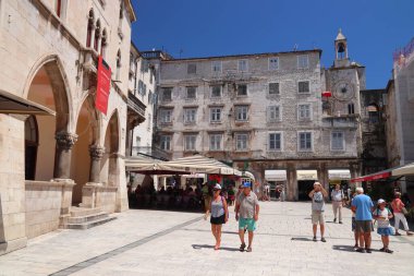 20 Temmuz 2019 'da Split' teki Narodni Trg şehir meydanını ziyaret ettiler. Hırvatistan 'a 2018 yılında 18,4 milyon turist geldi.