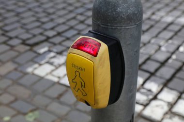 Prag yaya geçidi yeşil ışık talep düğmesi. Çek Cumhuriyeti Prag kentinde ulaşım altyapısı.