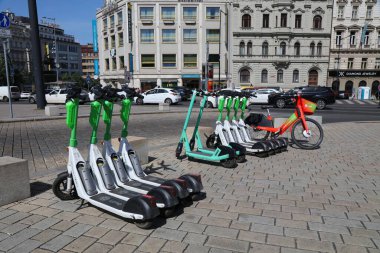 PRAG, CZECH REPUBLIC - 2 Mayıs 2024: Bolt ve Lime Uber elektrikli scooterları, Çek Cumhuriyeti 'nin Prag (Nove Mesto) ilçesinde kaldırıma park edilmiş kiralık araç için..