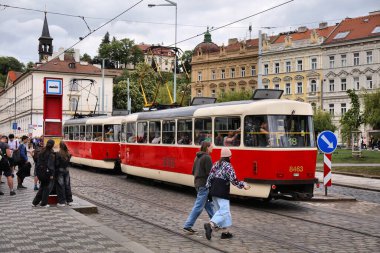 PRAG, CZECH REPUBLIC - 2 Mayıs 2024: Çek Cumhuriyeti 'nin Prag' ın Mala Strana ilçesinde klasik kırmızı toplu taşıma tramvayı. Tatra T3 tramvay modeli.