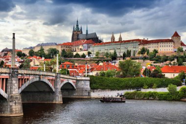 Çek Cumhuriyeti Prag şehrinde Manes Köprüsü (Manesuv Most) ile Hradcany 'nin silueti.