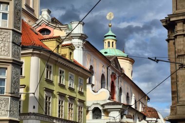 Prag Lesser Side Meydanı (Malostranske Namesti). Prag 'ın Mala Strana ilçesinde mimarlık, Çek Cumhuriyeti.