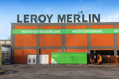 KATOWICE, POLAND 19 Aralık 2023: Leroy Merlin Polonya 'da ev dekorasyonu ve bahçe bakkalı. Mağaza zinciri Groupe Mulliez 'in yan kuruluşudur..