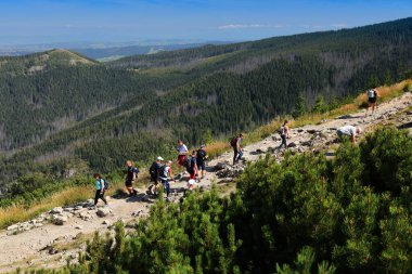 TATRA dağları, POLAND - 9 Eylül 2023: Turistler Polonya 'daki Tatrzanski Park Narodowy (Tatra Ulusal Parkı)' ndaki Dolina Gasienicowa Vadisi 'ne Krolowa Rowien boyunca mavi patikada yürüyüş yaptılar.