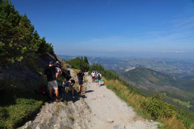 TATRA dağları, POLAND - 9 Eylül 2023: Turistler Polonya 'daki Tatrzanski Park Narodowy (Tatra Ulusal Parkı)' ndaki Dolina Gasienicowa Vadisi 'ne Krolowa Rowien boyunca mavi patikada yürüyüş yaptılar.