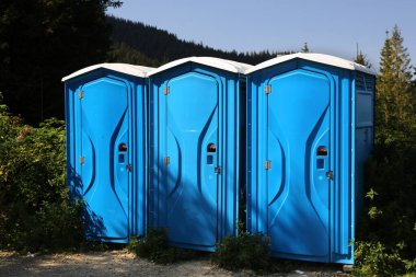 Polonya 'daki Tatra dağları. Turist altyapısı yürüyüşü - Tatra Ulusal Parkı 'nda taşınabilir tuvaletler.