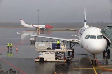 GOTHENBURG, SWEDEN - 28 AĞUSTOS 2018: Norveç Hava Mekiği Boeing 737 ve Finnair Airbus yağmurlu Göteborg Landvetter havaalanında.