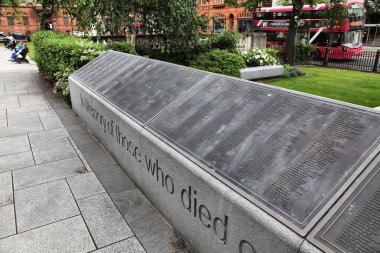 BELFAST, İngiltere - 22 Haziran 2024: Titanik Anıt Bahçesi Belfast 'taki Titanik felaketinin kurbanlarının listesi.