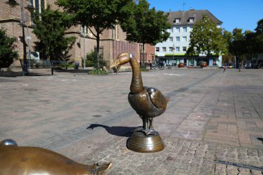 BOTTROP, Almanya - 20 Eylül 2020: Bottrop, Almanya 'da halka açık bir meydanda Kaz heykeli. Bottrop, Kuzey Ren-Vestfalya 'nın önemli bir sanayi kentidir..