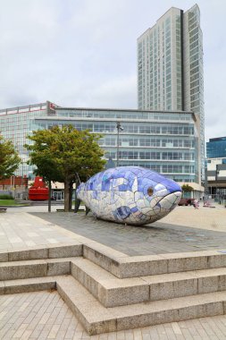 BELFAST, İngiltere - 22 Haziran 2024: Kuzey İrlanda 'nın Belfast kentindeki Donegall Quay kamu alanındaki Büyük Balık seramik heykeli.