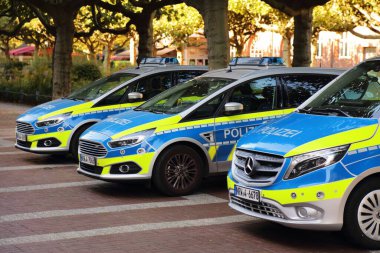 OBERHAUSEN, GERMANY - 18 Eylül 2020: Alman Polisi Ford ve Mercedes-Benz arabaları Oberhausen, Almanya.