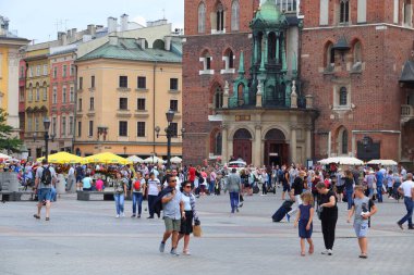 Krakow, Polonya - 28 Ağustos 2018: İnsanlar Rynek Meydanı, Krakow, Polonya ziyaret edin. Krakow tarihi merkezi bir Unesco Dünya Mirası olduğunu.