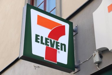 Stockholm, İsveç 'te STOCKHOLM, SWEDEN - 24 Ağustos 2018: 7-Eleven bakkal. 7-Eleven, 46.000 'den fazla mağazası olan dünyanın en büyük market ruhsatçısı..