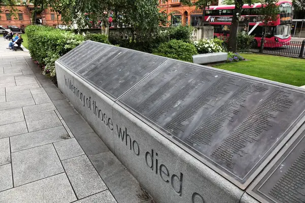 BELFAST, İngiltere - 22 Haziran 2024: Titanik Anıt Bahçesi Belfast 'taki Titanik felaketinin kurbanlarının listesi.