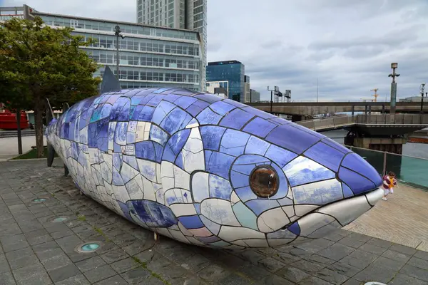 BELFAST, İngiltere - 22 Haziran 2024: Kuzey İrlanda 'nın Belfast kentindeki Donegall Quay kamu alanındaki Büyük Balık seramik heykeli.
