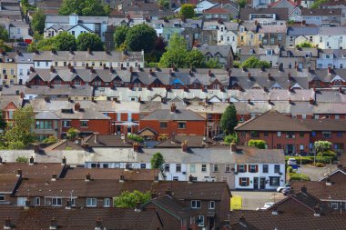 Kuzey İrlanda 'da Batı Derry' nin bataklık bölgesi. Kuzey İrlanda 'da Derry (Londonderry) kasabası.