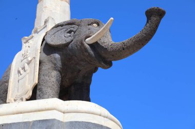 Catania fili. U Liotru olarak bilinen lav taşından yapılmış eski bir fil heykeli. İtalya 'nın Catania şehrinin Piazza del Duomo şehir meydanındaki sembolüdür..