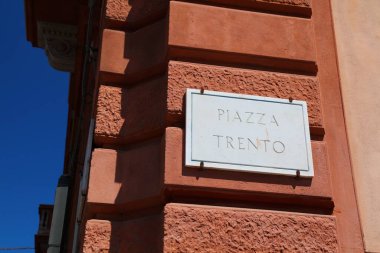 Sicilya 'nın Catania şehrindeki Piazza Trento Meydanı tabelası.