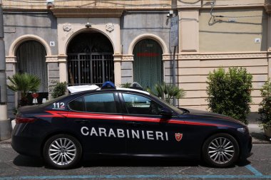 RIPOSTO, İtalya - 5 AĞUSTOS 2024: Carabinieri polis arabası Alfa Romeo Riposto, Metropolitan City of Catania, İtalya.
