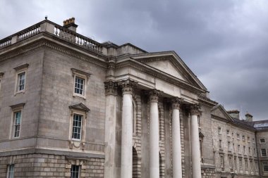 Trinity Koleji kampüsü, Dublin, İrlanda 'da dönüm noktası..