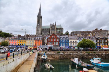 COBH, IRELAND - 4 Temmuz 2024: İrlanda 'da Cobh Limanı' ndan yaz manzarası.
