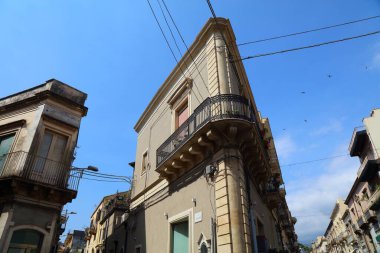 İtalya 'nın Sicilya kentindeki Giarre şehrinin sokak manzarası.