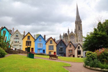 Cobh County Cork, İrlanda 'da. Renkli bir İrlanda kasabası. Kart destesi renkli evler.