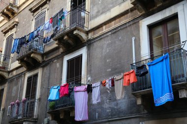 Sicilya, Catania 'da sokak manzarası. Çamaşır iplerini kurutan tipik İtalyan kasabası..