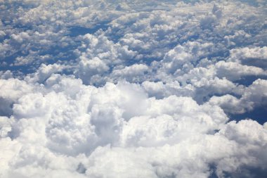 Borneo, Malezya üzerinde kabarık beyaz bulutların uçak penceresi manzarası. Hava görüntüsü bulutlu.