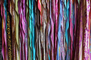 Renkli Malezya modası. Malezya, Kuching 'de kıyafet alışverişi. Tekstil arkaplanı.