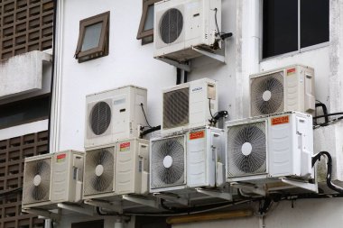 KUCHING, MALAYSIA - 8 Mart 2024: Hitachi, National and Acson marka klima duvarları Kuching, Malezya 'daki dış üniteler.