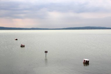 Macaristan 'da Balaton Gölü. Yağmurlu bir günde yaz manzarası. Balatonszepezd, Macaristan.