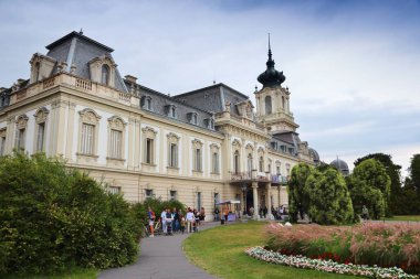 KESZTHELY, HUNGARY - 11 Ağustos 2012: Turistler Keszthely, Macaristan 'daki Barok Şölen Sarayı' nı ziyaret ettiler.